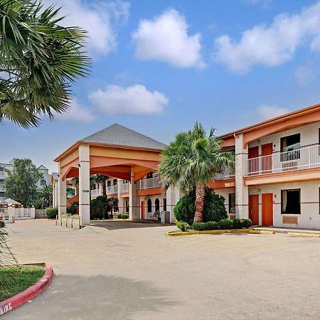 Super 8 By Wyndham Galveston Hotel Exterior photo